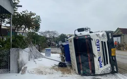Kịp thời xử lý xe bồn chở xăng lật ngang trên quốc lộ