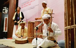 Người dân thích thú trải nghiệm nhạc cụ dân tộc Chăm tại Văn Miếu - Quốc Tử Giám (Hà Nội)