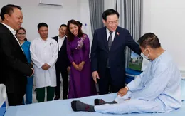 Chủ tịch Quốc hội Vương Đình Huệ thăm Bệnh viện Quốc tế La Vie tại Lào