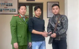 Nhặt chiếc ví trên đường, thanh niên nhờ công an tìm trả cho người đánh mất
