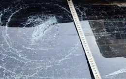 Khởi tố đối tượng dùng đá "ném ô tô cho vui"