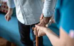 Tại sao nguy cơ bị ngã xảy ra cao hơn ở người lớn tuổi?