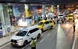 Bắt đầu thu phí lượt với xe taxi tại sân bay Tân Sơn Nhất