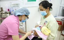 Lào Cai: Chuẩn bị tiêm vaccine viêm gan B sơ sinh cho trẻ tại nhà