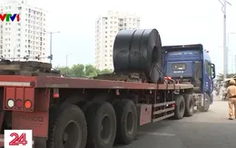 Gỡ vướng xử lý xe chở cuộn tôn, thép không chằng buộc chắc chắn
