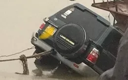 Xe 7 chỗ trôi xuống sông, lái xe tử vong