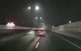 Ô tô mất lái, văng sang 2 bên đường do chạy tốc độ cao