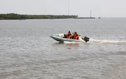 Cứu nạn kịp thời hai thuyền viên bị rơi xuống biển ở Cà Mau