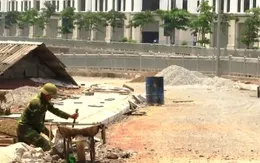 Nắng gay gắt trên 42 độ C, người lao động vất vả mưu sinh