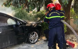 Ô tô đang đỗ trong sân bất ngờ bốc cháy