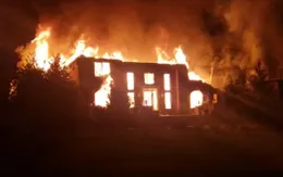 Mẹ kế mua xăng đốt sách của con chồng, cả nhà bị bỏng nặng