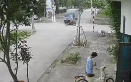 Không giảm tốc độ khi qua ngã tư, xe máy và ô tô va chạm