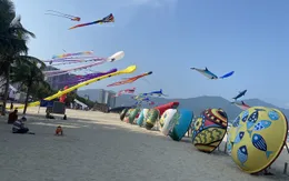 Biển Đà Nẵng rực rỡ sắc màu, đông đúc du khách