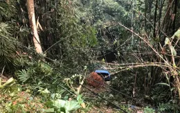 Hai ô tô cùng lao xuống vực sâu sau cú va chạm