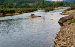 Đi bắt ốc, trượt chân khi qua suối, hai cháu nhỏ đuối nước thương tâm