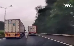 Đường cao tốc thành 'thấp tốc' vì xe tải 'dắt tay nhau cùng đi'