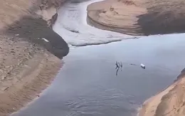 Kiểm tra nguồn nước có mùi hôi chảy ra biển Tuy Hòa