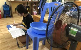 Sinh viên Hà Nội “vật lộn” với nắng nóng