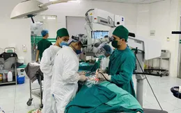 Thoát nguy cơ liệt vận động nhờ phẫu thuật vi phẫu u tủy ngực