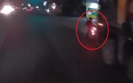 Liều lĩnh vượt đèn đỏ, xe máy bị xe bồn đâm phải