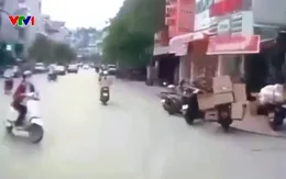 Không giảm tốc khi qua nút giao, xe con húc văng nhiều xe máy