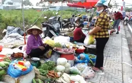 Chợ tự phát "mọc" trên Quốc lộ 60