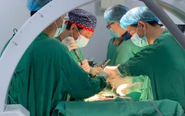 Lấy 2 khối u tủy sống hiếm gặp giúp nữ bệnh nhân thoát cảnh liệt chân
