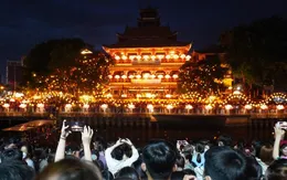 TP Hồ Chí Minh: Hàng nghìn người thả hoa đăng mừng Đại lễ Phật đản