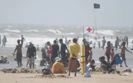 Khuyến cáo người dân không chủ quan tắm biển khi triều xuống