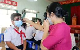 Khám mắt định kỳ cho trẻ để phát hiện sớm cận thị học đường