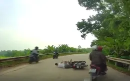 Say xỉn, người đàn ông loạng choạng lái xe máy rồi tự ngã