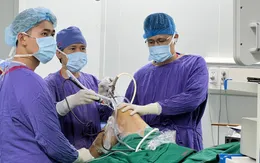 Tái tạo dây chằng chéo trước khớp gối hai bên cùng lúc cho nam thanh niên 17 tuổi