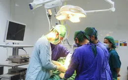 Cắt bỏ khối u thượng thận kích thước lớn hiếm gặp cho người đàn ông