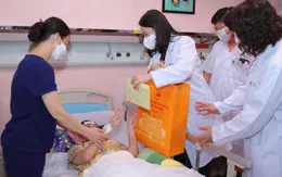 Phó Chủ tịch nước Võ Thị Ánh Xuân thăm, tặng quà các bệnh nhi tại Bệnh viện Nhi Trung ương