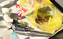 Tạm giữ thanh niên tàng trữ trái phép vũ khí quân dụng