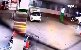 Sau va chạm giao thông, xe tải trôi tự do húc đổ cột xăng