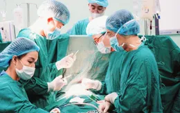 Vỡ tim do xe đổ đè lên ngực, bé trai được cứu sống ngoạn mục