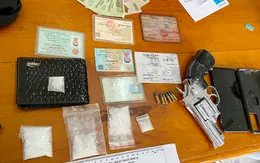 Khởi tố 2 đối tượng mang súng đi bán ma túy