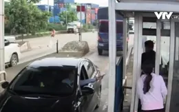 Ô tô con bị xe tải húc đuôi khi đang trả tiền mặt tại làn thu phí tự động