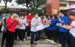 Vui và hạnh phúc khoác lên màu áo xanh tình nguyện ‘tiếp sức’ thí sinh