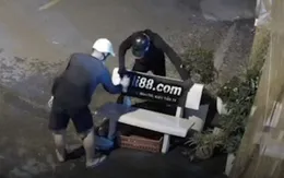 TP Hồ Chí Minh: Bắt giữ nhóm đối tượng xịt sơn quảng cáo web cờ bạc online lên ghế đá