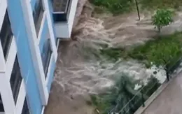 Lũ lớn gây ngập đến tầng 2 tòa chung cư ở Thổ Nhĩ Kỳ