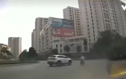 Không giảm tốc độ khi đi vào vòng xuyến, ô tô tông văng người đi xe máy