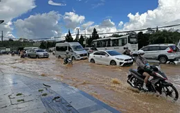 Phố bỗng hóa thành sông, người dân chật vật mỗi mùa mưa