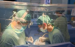 Phẫu thuật cứu bé trai mắc căn bệnh lần đầu ghi nhận tại Việt Nam