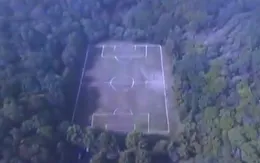 Sân bóng nằm ngay trên miệng núi lửa