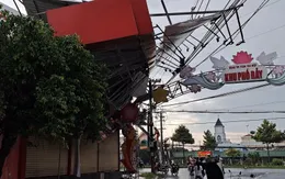 Tiền Giang: Bảng quảng cáo đổ vào đường điện, cả nghìn hộ dân mất điện