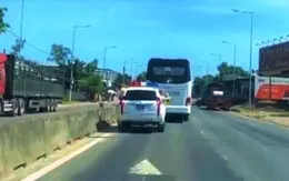 Tước giấy phép lái xe của tài xế xe khách cản đường xe ưu tiên