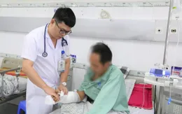 Cứu cánh tay cho người đàn ông bị đứt động mạch quay do kính vỡ