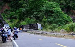 Lật xe khách trên đèo Khánh Lê, 4 người tử vong, nhiều người bị thương